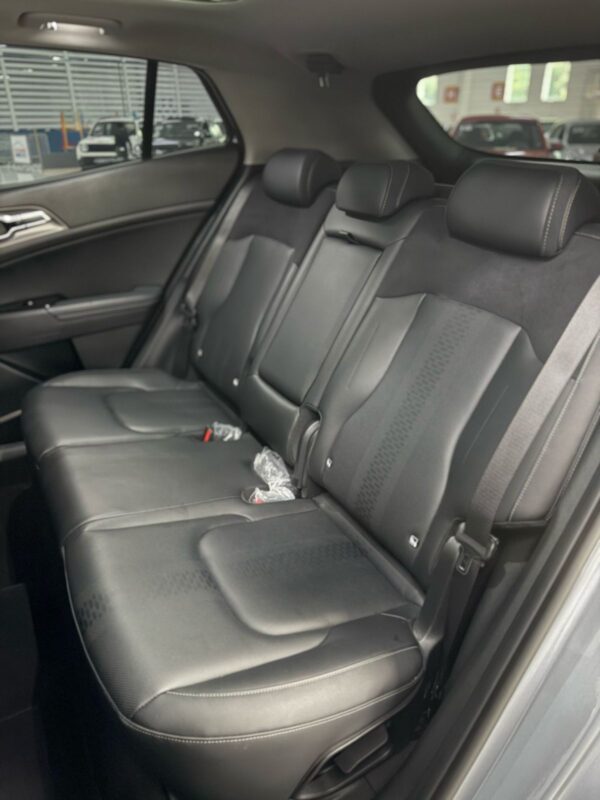 KIA SPORTAGE PRESTIGE HYBRID 1.6 AUTOMÁTICO COM TETO SOLAR E PANORÂMICO 2024 CINZA - Imagem 16
